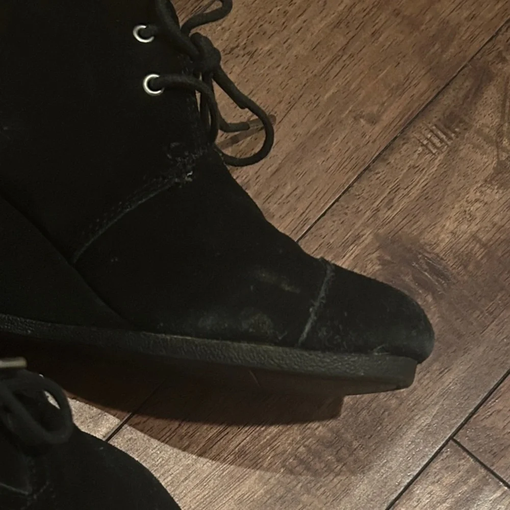 Toms Women's Black Lace-Up Boots - Picture 9 of 10